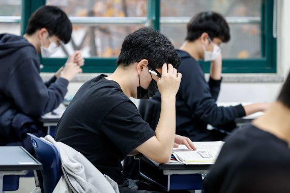 2023학년도 대학수학능력시험일인 17일 서울 종로구 경복고등학교에 마련된 시험장에서 수험생들이 시험 시작을 기다리고 있다. 실내마스크 착용 의무가 해제되지 않았기 때문에 수험생들은 시험 기간 중 마스크를 반드시 착용해야 한다.[사진공동취재단] 연합뉴스 제공.