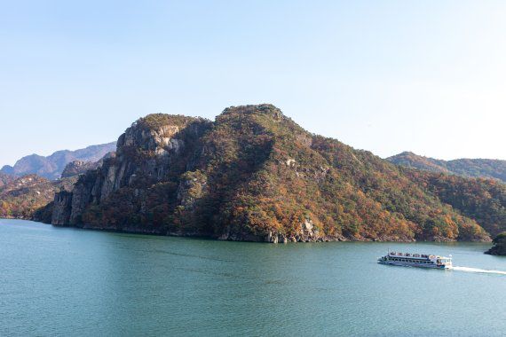 '제천 10경' 중 제8경에 해당하는 옥순봉(玉筍峰)은 희고 푸른 여러 개의 봉우리가 마치 대나무 싹과 같다고 해 붙여진 이름이다. 청풍호반 유람선이 옥순봉 앞을 지나가고 있다. 사진=이환주 기자