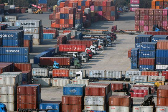 24일 물류가 멈췄다. 민주노총 전국공공운수노동조합 화물연대가 안전운임제 일몰제 폐지 등을 요구하며 이날 오전 10시 전국 16곳에서 총파업 출정식을 열고 파업에 돌입했다. 여기에다 전국철도노조 등의 동조 파업이 예고돼 있어 철도를 포함한 교통·물류 혼란은 당분간 지속될 전망이다. 이날 오전 경기 의왕 내륙컨테이너기지가 적막감에 싸여 있다. 사진=서동일 기자                                      서울역 매표창구 전광판에 '철도노조 태업에 따른 운행 지연' 알림이 게시되고 있다. 뉴시스