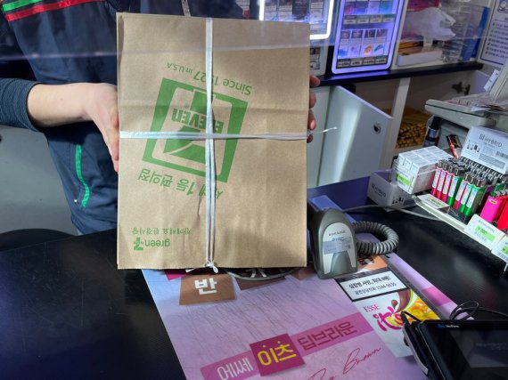 서울 강남구의 한 편의점주 A씨가 발주한 종이 쇼핑백을 들어보이고 있다. /사진= 주원규 기자