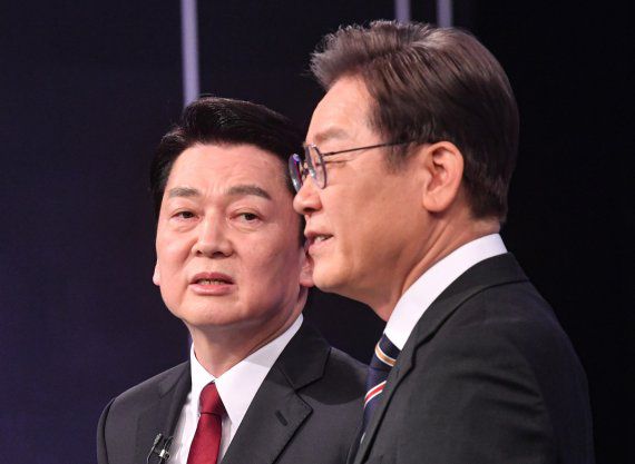 안철수 국민의힘 의원과 이재명 더불어민주당 대표, 시잔은 지난 3월 2일 서울 여의도 KBS 본관에서 열린 중앙선거방송토론위원회 주관 제20대 대통령선거 후보 초청 3차 법정 TV 토론회 모습. 사진=뉴스1