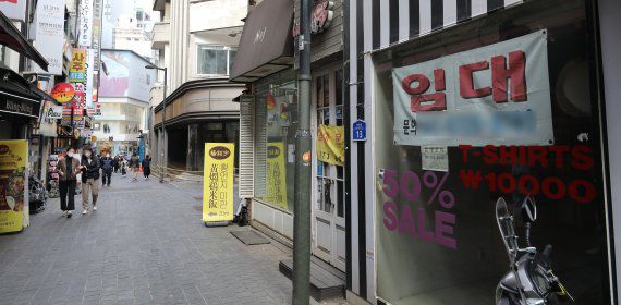 지난 7일 서울 명동거리에 임대문의 안내문이 붙어 있다. 물가가 연일 치솟으면서 소비심리가 위축되고 경기침체로 이어지면서 서민들과 자영업자들의 한숨이 깊어지고 있다. /뉴스1