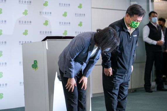 차이잉원(왼쪽) 대만 총통이 26일 타이베이 민진당 당사에서 지방선거 참패 책임을 지고 주석직 사퇴를 발표한 뒤 인사하고 있다. 이번 지방선거 참패로 민진당의 2024년 총통 선거 전략에 빨간 불이 켜졌다. EPA연합