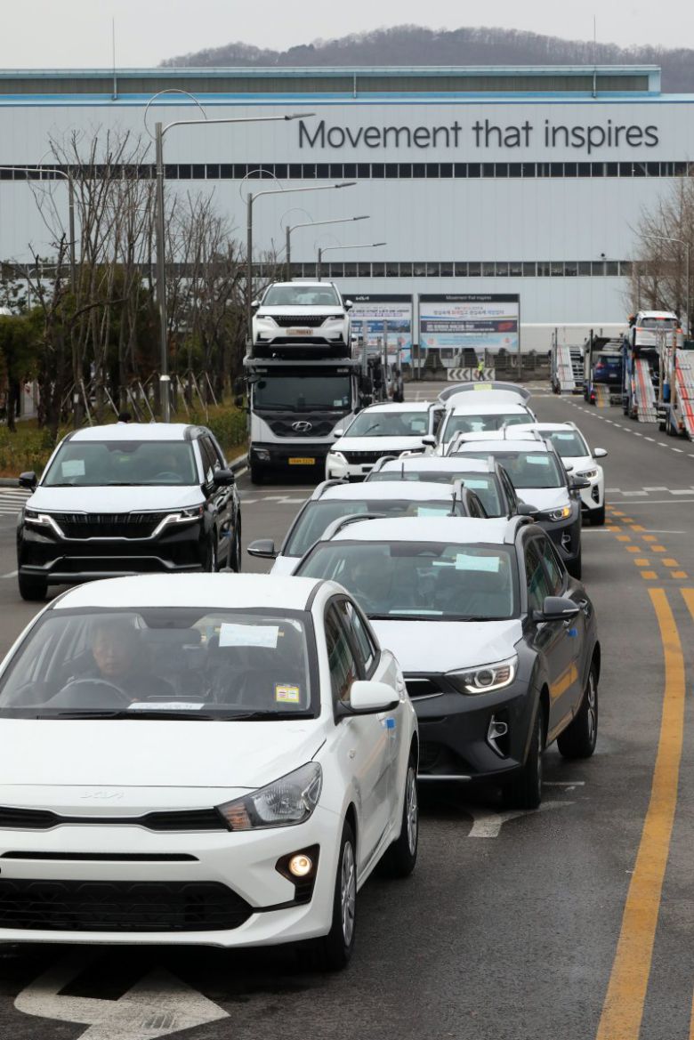 번호판 없이 달리는 차. 민주노총 공공운수노조 화물연대본부의 집단운송거부(총파업) 행동이 엿새째 이어진 29일 경기 광명시 기아차 소하리공장에서 직원들이 완성차를 개별 탁송하고 있다. 뉴스1