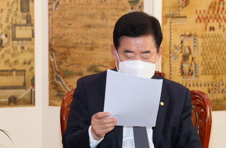 김진표 국회의장이 1일 오전 서울 여의도 국회에서 천주교 서울대교구장 정순택 대주교를 접견하기에 앞서 자료를 살펴보고 있다. 2022.12.1. 연합뉴스.