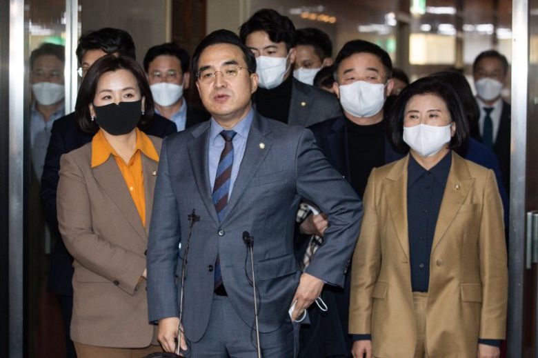 박홍근 더불어민주당 원내대표를 비롯한 원내대표단이 1일 서울 여의도 국회에서 김진표 국회의장을 항의 방문한 후 취재진 질문에 답하고 있다. 민주당 원내대표단은 이날 사전 합의된 의사일정에 대해 본회의 개의를 재차 촉구했고, 김 의장은 국민의힘 측에 의견을 전달하겠다며 지속적인 여야 합의를 요구했다고 전했다. 2022.12.1/뉴스1 /