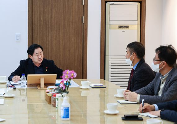 주광덕 남양주시장(가운데)이 지난 1일 한국토지주택공사(LH)와 왕숙신도시의 현안에 대해 논의하고 있다. 사진=남양주시