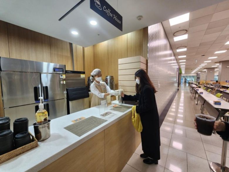 삼성전자 직원이 사내 커피에서 일회용컵 대신 다회용컵으로 제품을 받고 있다. 삼성전자 제공