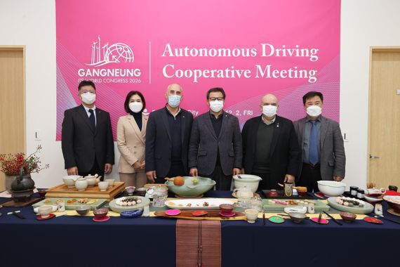 뉴질랜드 오미오 그룹 회장단이 지난 2일 김홍규 강릉시장을 방문, 자율주행 서비스 협력 방안을 논의했다. (사진=강릉시)