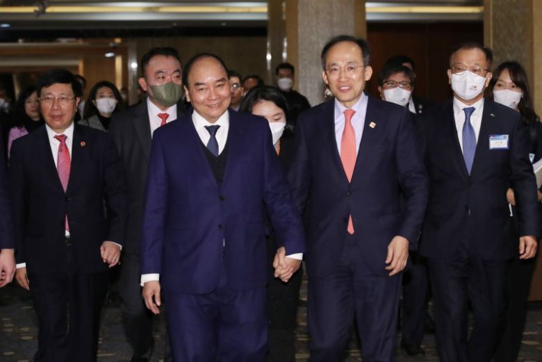 추경호(가운데 오른쪽) 부총리 겸 기획재정부 장관과 응우옌 쑤언 푹(Nguyen Xuan Phuc.가운데 왼쪽) 베트남 국가 주석이 6일 오전 서울 중구 롯데호텔에서 열린 베트남 국가주석 초청 한-베트남 비즈니스 포럼에 앞서 손을 잡고 입장하고 있다. /사진=뉴시스
