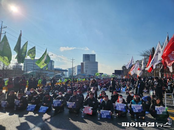 6일 경기 의왕 의왕테크노파크 인근에서 민주노총이 '전국 동시 다발 총파업·총력투쟁 대회' 서울·경기 지역대회를 열었다. /사진=김동규 기자