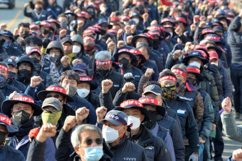 6일 오후 경북 포항시 남구 철강공단에서 열린 민주노총 총파업 총력투쟁 경북대회에서 화물연대 포항지부 조합원 등 1000여 명이 구호를 외치고 있다. 사진=뉴스1