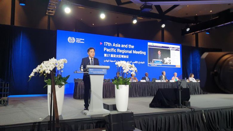 박종필 고용부 기획조정실장이 7일 싱가포르에서 개최된 제17차 ILO 아태 지역총회에서 기조연설하고 있다.