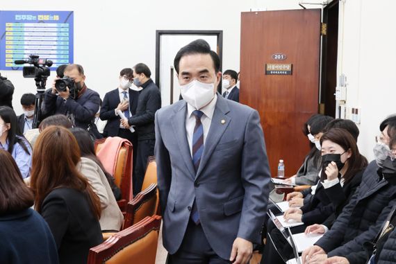 더불어민주당 박홍근 원내대표가 8일 국회에서 열린 예산안 관련 기자회견에 참석하고 있다. 사진=박범준 기자