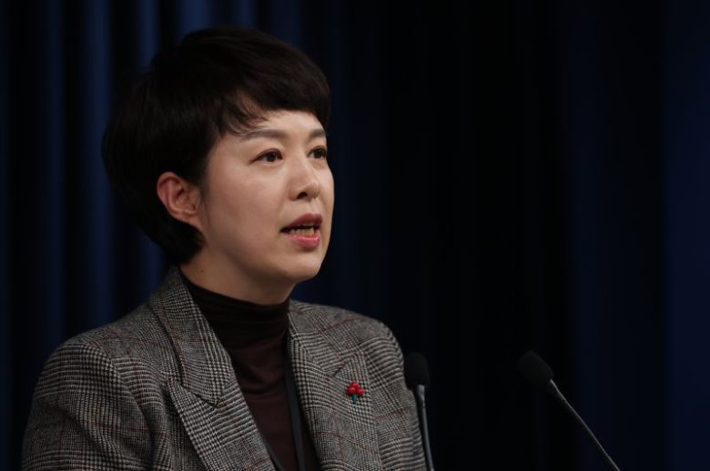 현안 브리핑하는 김은혜 홍보수석 (서울=연합뉴스) 서명곤 기자 = 김은혜 대통령실 홍보수석이 9일 오후 서울 용산 대통령실 청사 브리핑룸에서 민주노총 공공운수노조 화물연대본부(화물연대)의 집단운송거부(총파업) 철회 결정에 대한 대통령실 입장에 대해 밝히고 있다. 2022.12.9 seephoto@yna.co.kr (끝)