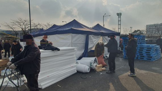 9일 오후 2시께 경기 의왕시 내륙컨테이너기(ICD)의 전국민주노동조합총연맹 화물연대 농성장에서 조합원들이 농성 천막을 철거하고 있다. / 사진=노유정 기자