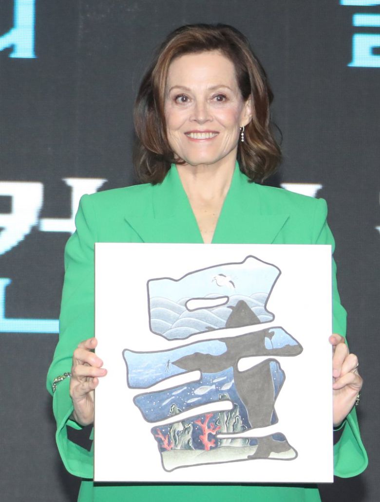 (서울=뉴스1) 권현진 기자 = 배우 시고니 위버가 9일 서울 영등포구 콘래드 서울호텔에서 진행된 영화 '아바타2: 물의 길'(아바타2) 기자간담회에서 포즈를 취하고 있다. '아바타2'(감독 제임스 카메론)는 판도라 행성에서 '제이크 설리'와 '네이티리'가 이룬 가족이 겪게 되는 무자비한 위협과 살아남기 위해 떠나야 하는 긴 여정과 전투, 그리고 견뎌내야 할 상처에 대한 이야기를 그린 영화로, 지난 2009년 혁신적인 기술력으로 신드롬(증후군)을 일으키며 월드와이드 역대 흥행 순위 1위를 기록한 '아바타'의 후속편이다. 전편에 이어 제임스 캐머런 감독이 13년 만에 선보이는 신작이기도 하다. 2022.12.9/뉴스1 /사진=뉴스1화상