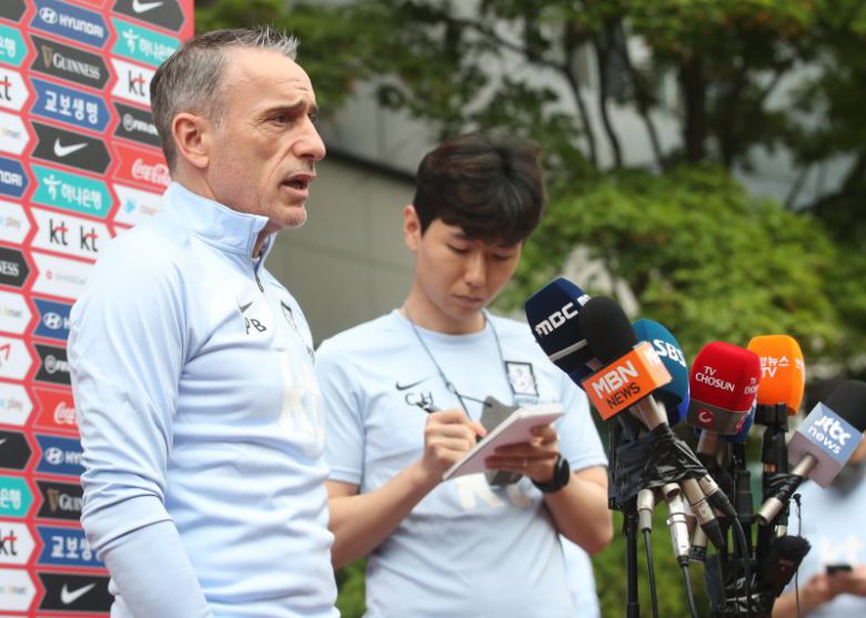 파울루 벤투 축구 국가대표 감독과 통역 김충환씨. 뉴스1