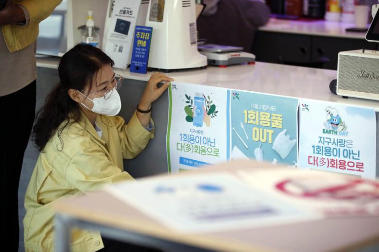 광주 북구청 청소행정과 자원순환팀 직원들이 구내 한 커피숍에서 1회용품 자제 안내 포스터를 붙이고 있다.(사진은 기사 내용과 무관함) ⓒ News1