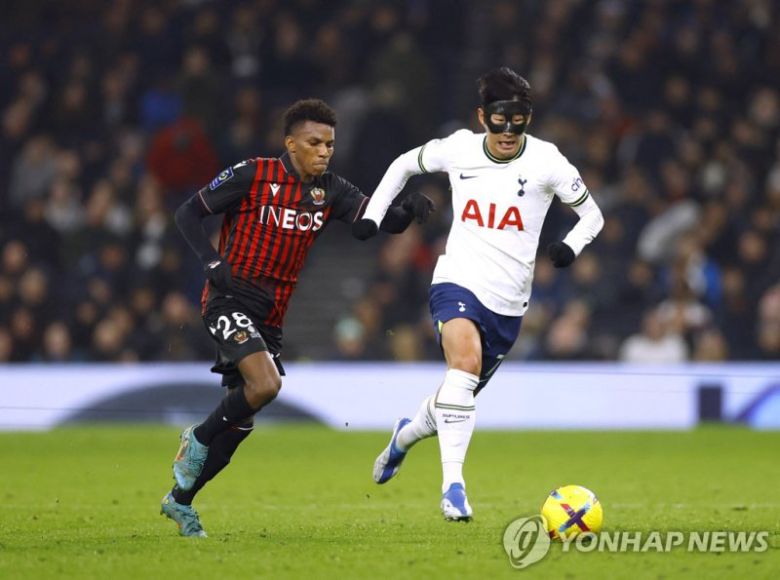 보호대를 착용하고 경기에 나선 손흥민(연합뉴스)