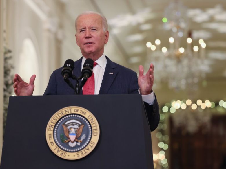 주한미군 규모를 지금과 같은 2만8000명 수준으로 못 박은 국방수권법에 조 바이든 미국 대통령이 23일(현지시간) 서명했다. 바이든 대통령이 22일 워싱턴 백악관에서 크리스마스 연휴를 앞두고 성탄 메시지를 발표하고 있다. UPI연합