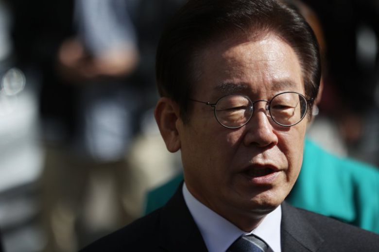 불법 자금 수수 의혹과 관련해 김용 전 민주연구원 부원장을 체포한 검찰이 지난 10월 24일 서울 영등포구 더불어민주당사를 압수수색한 가운데 이재명 대표가 입장을 발표하고 있다. 뉴스1