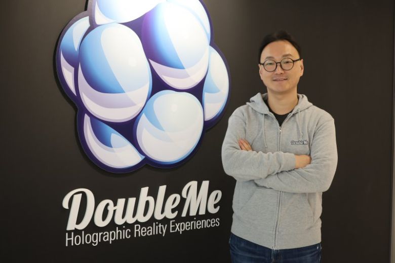 메타버스 스타트업인 더블미의 김희관 대표가 서울 중구 더블미 사무실에서 포즈를 취하고 있다. 사진=박범준 기자