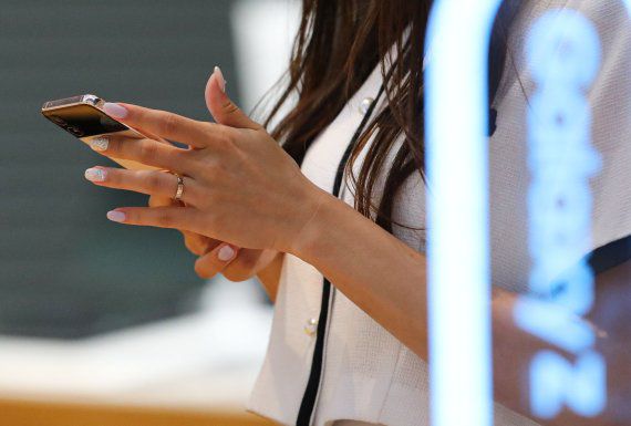 [서울=뉴시스] 권창회 기자 = 16일 오후 서울 서초구 삼성전자 딜라이트에서 고객들이 '갤럭시Z폴드4'와 '갤럭시Z플립4'를 살펴보고 있다. KT와 SKT, LG유플러스 등 통신 3사는 오늘부터 22일까지 갤럭시Z폴드4와 플립4의 사전예약을 실시한다. 2022.08.16. kch0523@newsis.com <저작권자ⓒ 공감언론 뉴시스통신사. 무단전재-재배포 금지.> /사진=뉴시스화상                                    삼성전자 모바일경험(MX)사업부 UX 팀장 홍유진 부사장. 갤럭시Z플립4 플렉스캠 갤럭시Z폴드4 태스크바 삼성전자 제공