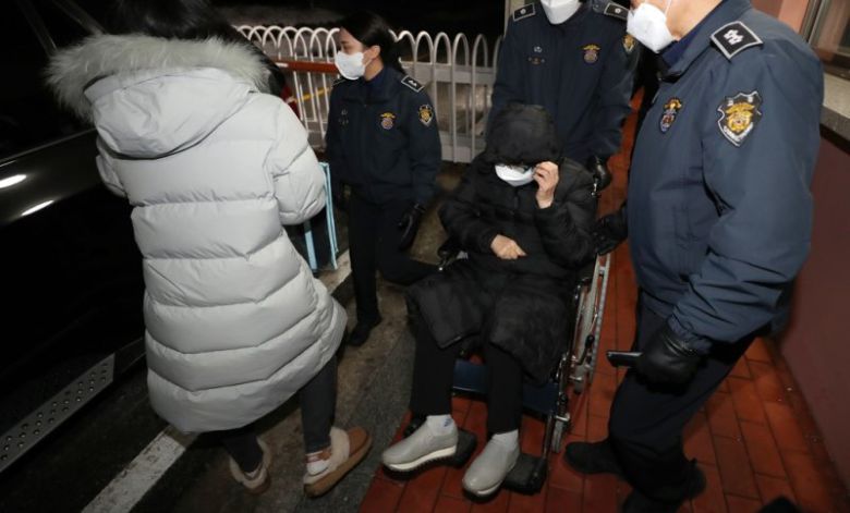 국정농단 사건으로 수감 중인 최서원씨(66·개명 전 최순실)가 26일 오후 충북 청주여자교도소를 빠져나오고 있다. 뉴스1