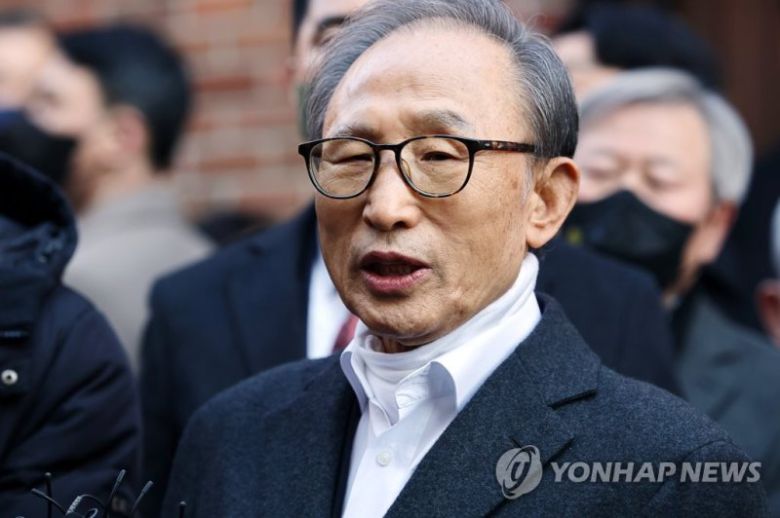 윤석열 대통령의 신년 특별사면으로 사면·복권된 이명박 전 대통령이 30일 오후 서울 논현동 자택에 도착해 대국민 메시지를 발표하고 있다. 사진=연합뉴스