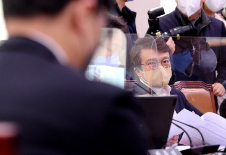 김의겸 더불어민주당 의원이 지난 7일 서울 여의도 국회에서 열린 법제사법위원회 전체회의에 참석해 한동훈 법무부 장관을 바라보고 있다. 뉴스1 제공