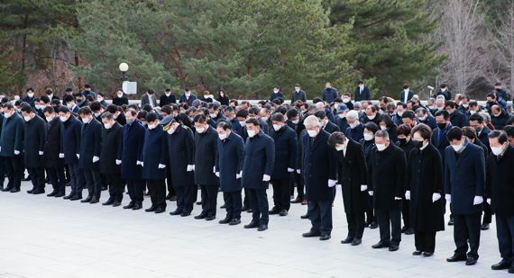 울산시는 2일 울산대공원 현충탑에서 김두겸 울산시장, 김기환 울산 시의회 의장, 국회의원, 교육감 권한대행, 구·군 단체장, 기관장, 보훈·안보단체장, 시의원, 구·군의원, 간부 공무원 등이 참석한 가운데 2023년 계묘년 새해 현충탑 참배 행사를 갖고 헌화 및 분향했다. /사진=울산시 제공