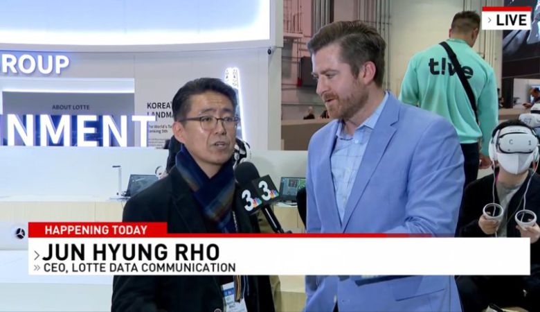 롯데정보통신 노준형 대표이사(왼쪽)가 미국 라스베이거스 CES 2023 행사장에서 NBC방송의 인터뷰에서 메타버스에 대해 설명하고 있다. 롯데정보통신 제공