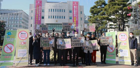 11일 울산시청 앞 출입구에서 시청 직원들이 1회용 컵 안 쓰기 운동 캠페인을 벌이고 있다. /사진=울산시 제공