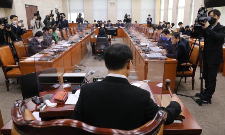 [서울=뉴시스] 전진환 기자 = 11일 오전 서울 여의도 국회에서 열린 정치개혁특별위원회 정치관계법개선소위원회에서 조해진 소위원장이 의사봉을 두드리고 있다. 2023.01.11. amin2@newsis.com /사진=뉴시스