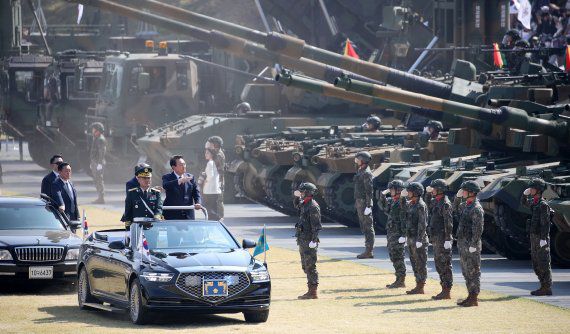 윤석열 대통령이 지난해 10월 1일 충남 계룡대에서 열린 건군 제74주년 국군의 날 기념식에서 사열하고 있다. 사진=뉴시스