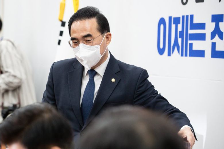 박홍근 더불어민주당 원내대표가 17일 서울 여의도 국회에서 열린 원내대책회의에 참석하고 있다. 뉴스1