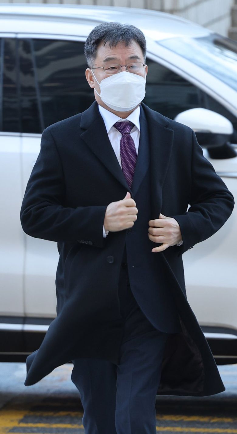 화천대유자산관리 대주주 김만배 씨가 16일 서초구 서울중앙지법에서 열린 대장동 개발 배임 혐의 관련 71차 공판에 출석하고 있다. /사진=뉴시스화상