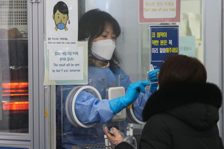 [서울=뉴시스] 권창회 기자 = 지난 16일 오전 서울 송파구 보건소 선별진료소에서 시민이 검사를 받고 있다. 2023.01.16. kch0523@newsis.com /사진=뉴시스