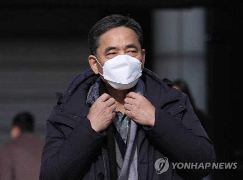 1심 결심공판 마친 곽상도 (서울=연합뉴스) 이지은 기자 = 대장동 개발 민간업자로부터 거액의 뇌물을 받은 혐의로 재판에 넘겨진 곽상도 전 의원이 30일 오전 서울 서초구 서울중앙지법에서 열린 1심 결심공판을 마친 뒤 법원을 나서고 있다. 2022.11.30 jieunlee@yna.co.kr (끝)