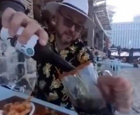 러시아 서부 크루스크주 주의회 의원 막심 바실리예프가 멕시코 휴양지에서 술을 마시는 등 영상을 SNS에 업로드해 공분을 샀다. 러시아 소셜미디어 브콘탁테 캡처