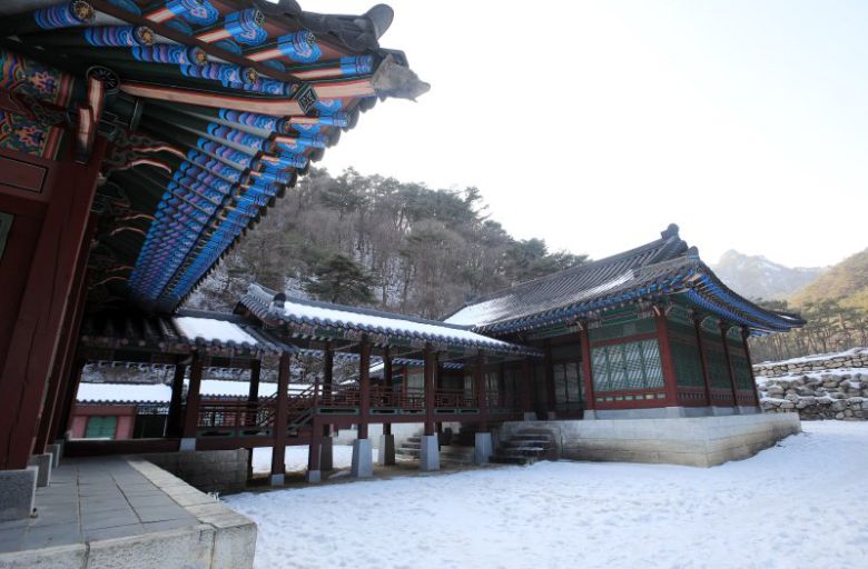 드라마 '옷 소매 붉은 끝동'을 촬영한 문경새재오픈세트장 내 백제궁                                       영화 '헤어질 결심'의 마지막 장면에 등장하는 삼척 부남해변 한국관광공사 제공