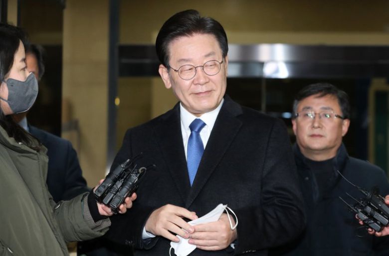 이재명 더불어민주당 대표가 28일 오전 서울 서초구 서울중앙지방검찰청에 출석해 대장동 개발 특혜 의혹 사건 관련 검찰 조사를 마치고 나서며 입장을 밝히기 전 미소를 짓고 있다. 2023.1.28/뉴스1 ⓒ News1 박세연 기자 /사진=뉴스1