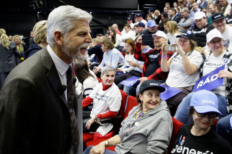 페트르 파벨 체코 대통령 당선자가 25일(현지시간) 수도 프라하에서 열린 대선 후보 토론회에서 청중들과 인사하고 있다. 친서방·사회진보주의자인 체코 참모총장 출신 파벨은 당선을 확정한 뒤 통합과 함께 우크라이나 지원을 계속하겠다고 다짐했다. 로이터뉴스1