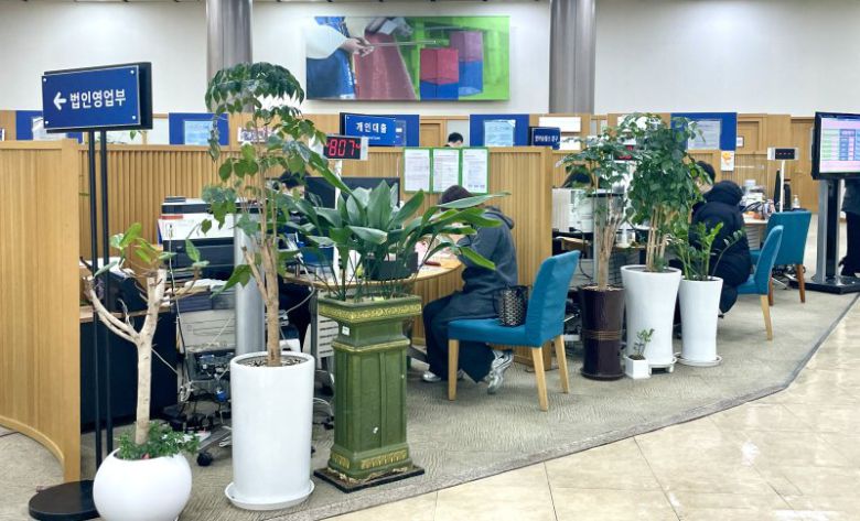 30일 서울 종로구 SC제일은행 영업점에서 고객들이 상담을 하고 있다. 사진=이승연 기자                                      서울 강동구 SC제일은행 고덕역지점에 특례보금자리론 대면취급점 현수막이 붙어 있다. SC제일은행 제공