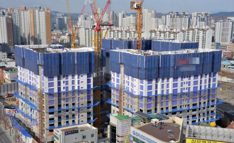 대구시가 지역 미분양 주택 해소 등을 위해 총력을 기울이고 있다. 사진은 대구시 수성구 범어네거리 아파트 공사 현장. 사진=뉴시스