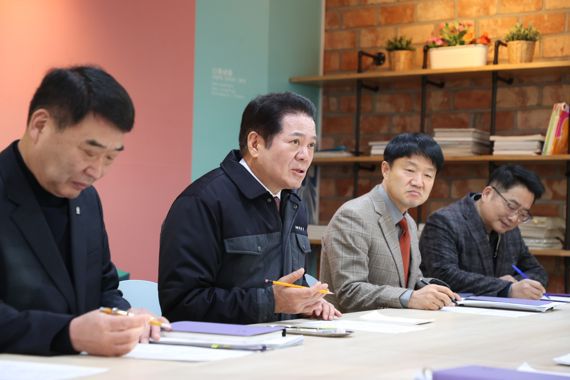 30일 안양시청 3층 접견실에서 저소득 취약계층 긴급 난방비 지원을 위한 대책회의를 하고 있다. 사진=안양시