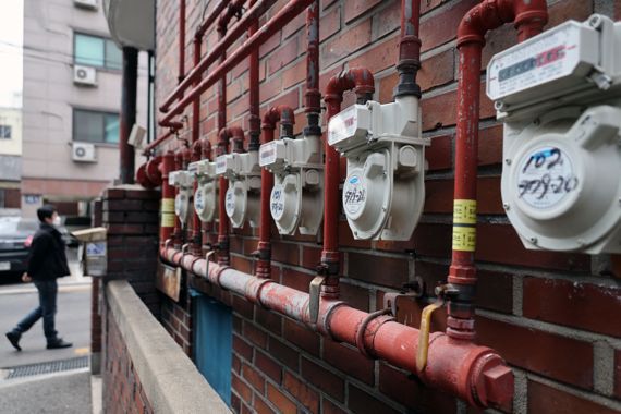 한국부동산원 공동주택관리정보시스템에 따르면 전국 아파트 ㎡당 평균 난방비가 2021년 12월 334원에서 지난해 12월 514원으로 53.9% 올랐다. 난방 방식에 따른 도시가스 요금과 열 요금은 최근 1년 동안 각각 38.4%, 37.8% 올랐으나 올 겨울 한파로 난방 수요가 대폭 늘어 실질 인상 폭은 이보다 훨씬 높은 50% 이상을 기록한 것이다. 사진은 1월 31일 서울 시내 한 다세대주택 가스요금 고지서. 사진=서동일 기자