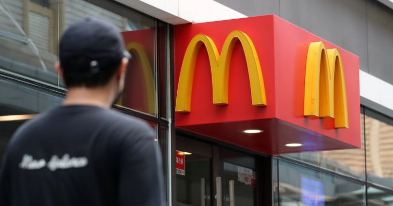 서울 시내의 맥도날드 매장 앞으로 시민들이 지나가고 있다. 2022.8.21/뉴스1 ⓒ News1 박지혜 기자 /사진=뉴스1