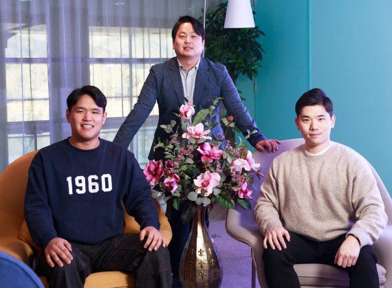[연구진] 이번 연구에 참여한 연구진의 모습. 왼쪽부터 김하열 연구원, 정임두 교수, 박서빈 연구원 /사진=유니스트 제공